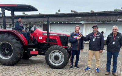 Trator Mahindra 6060 é entregue pela concessionária Sul Norte ao Beto Carrero World