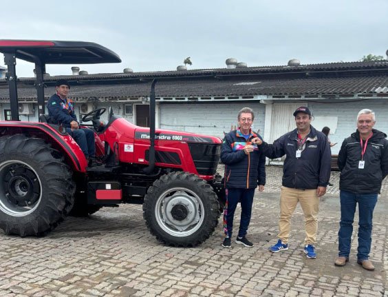 Trator Mahindra 6060 é entregue pela concessionária Sul Norte ao Beto Carrero World